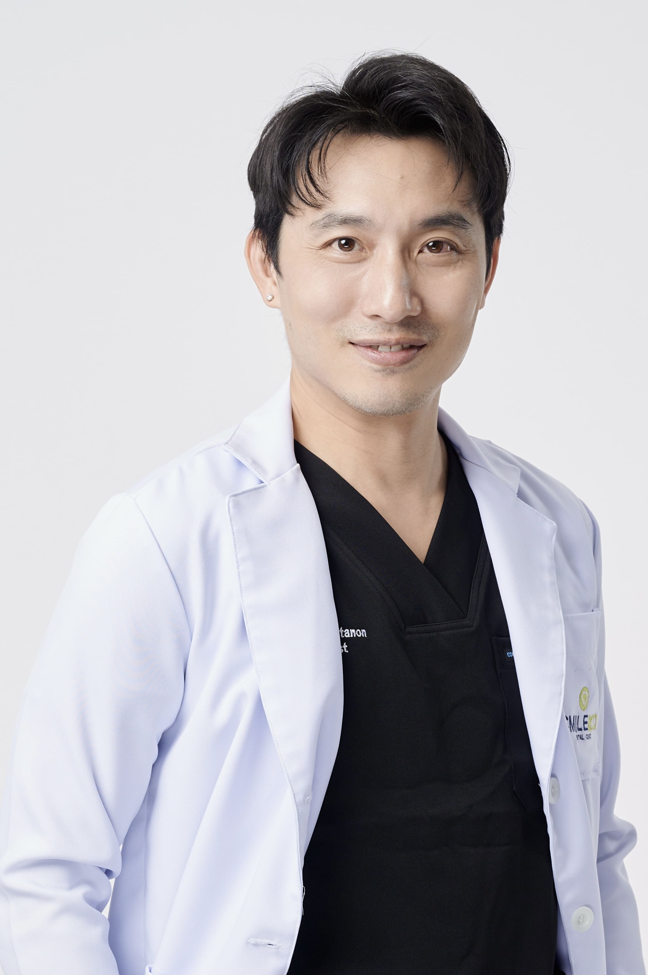 ทพ. ฐิตินพ ริยะตานนท์ smile and co dental clinic