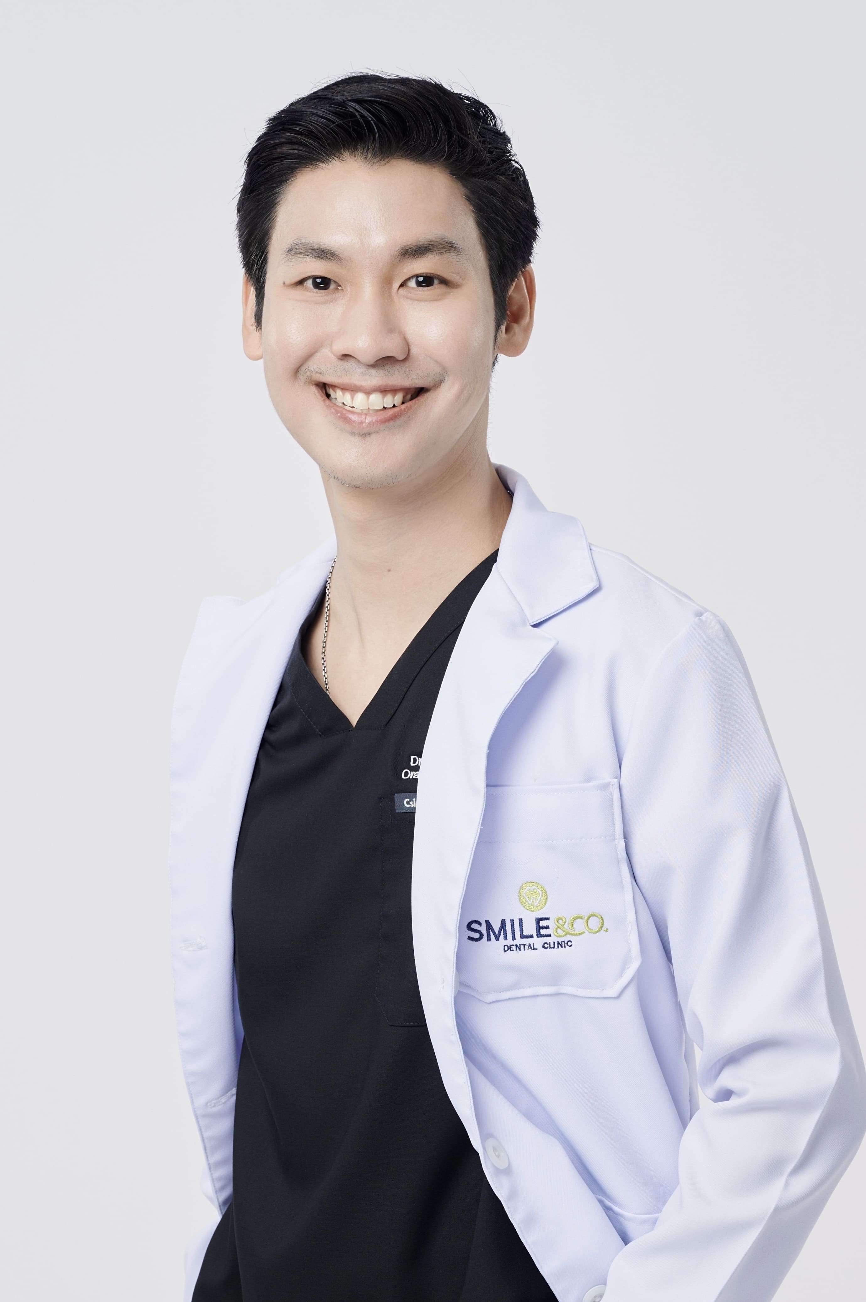ทพ. ธนพล อริยะนันทกะ smile and co dental clinic