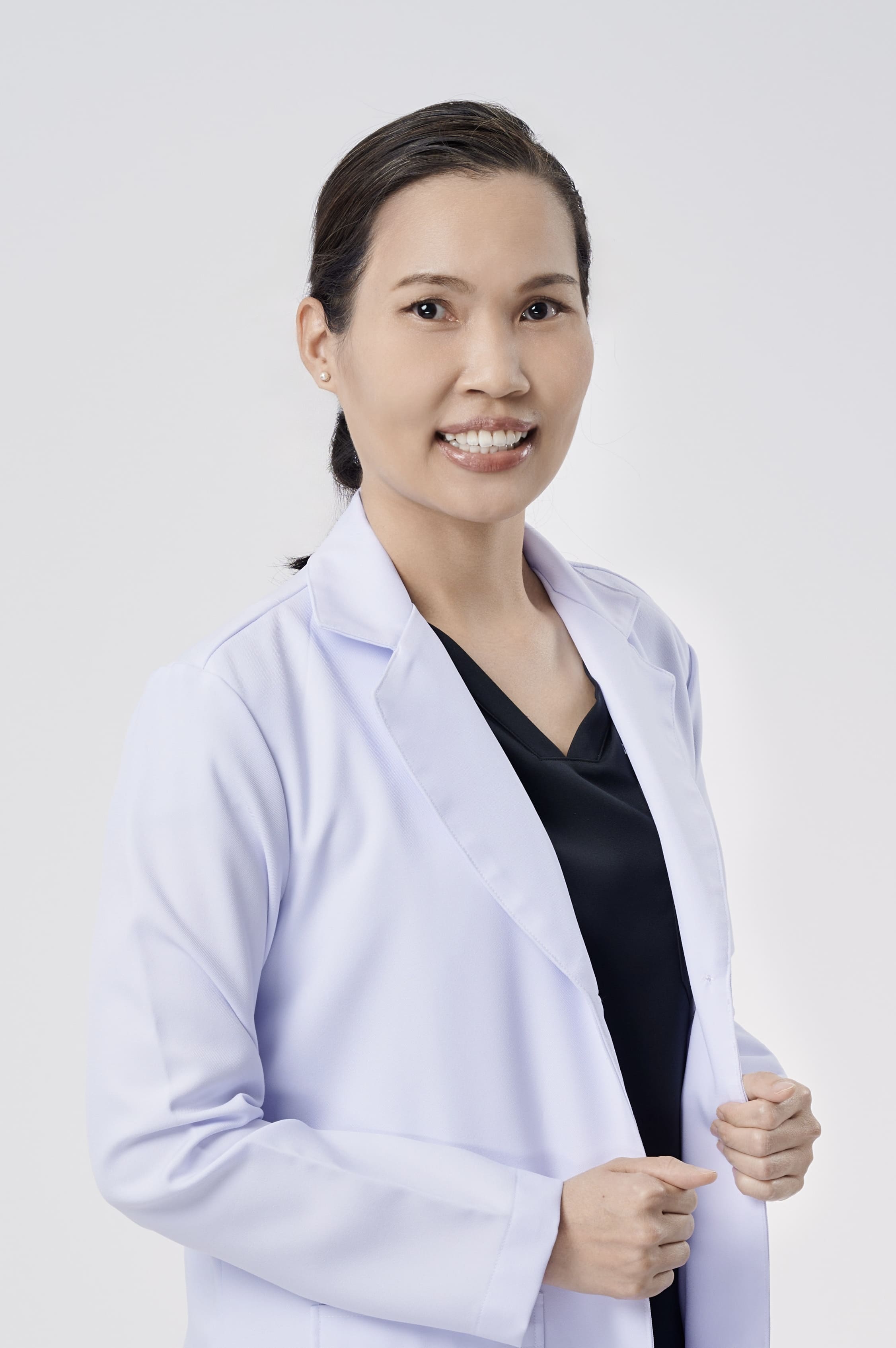 ทพญ. กนกอร ตันติพาณิชย์กุล smile and co dental clinic
