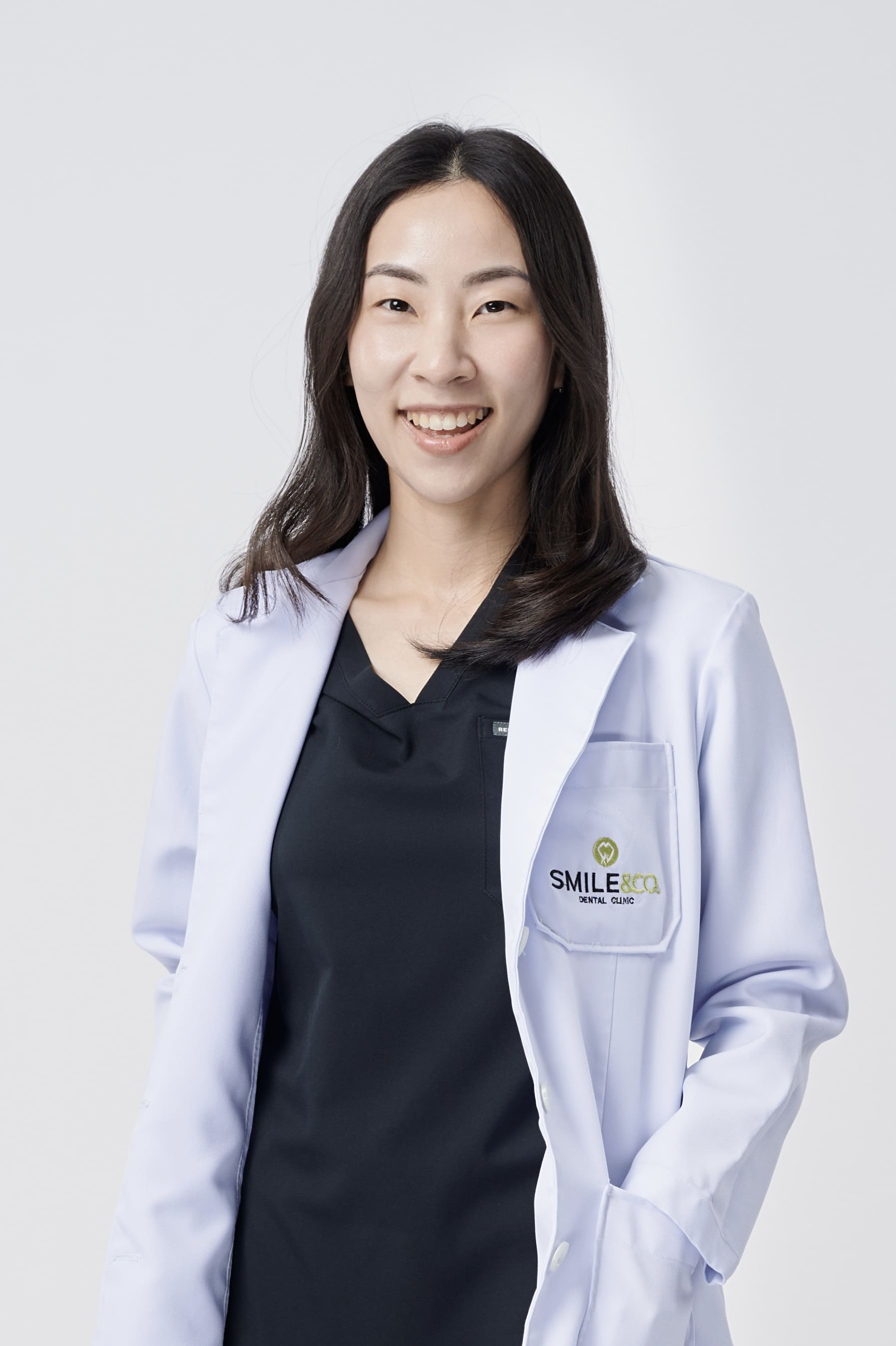 ทพญ. กรกมล ลัญจนเสถียรชัย smile and co dental clinic