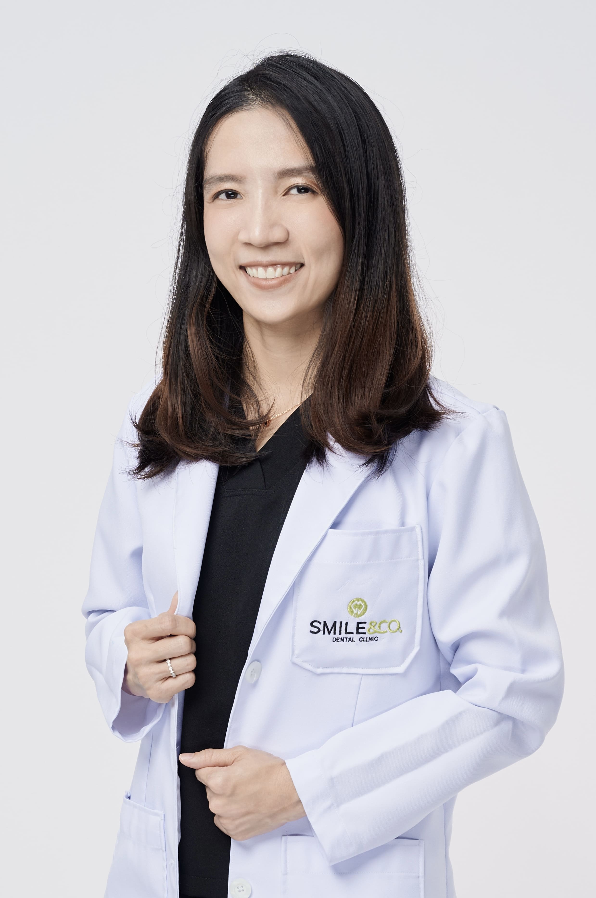 ทพญ. กุลปรียา วิริยะอมรชัย smile and co dental clinic