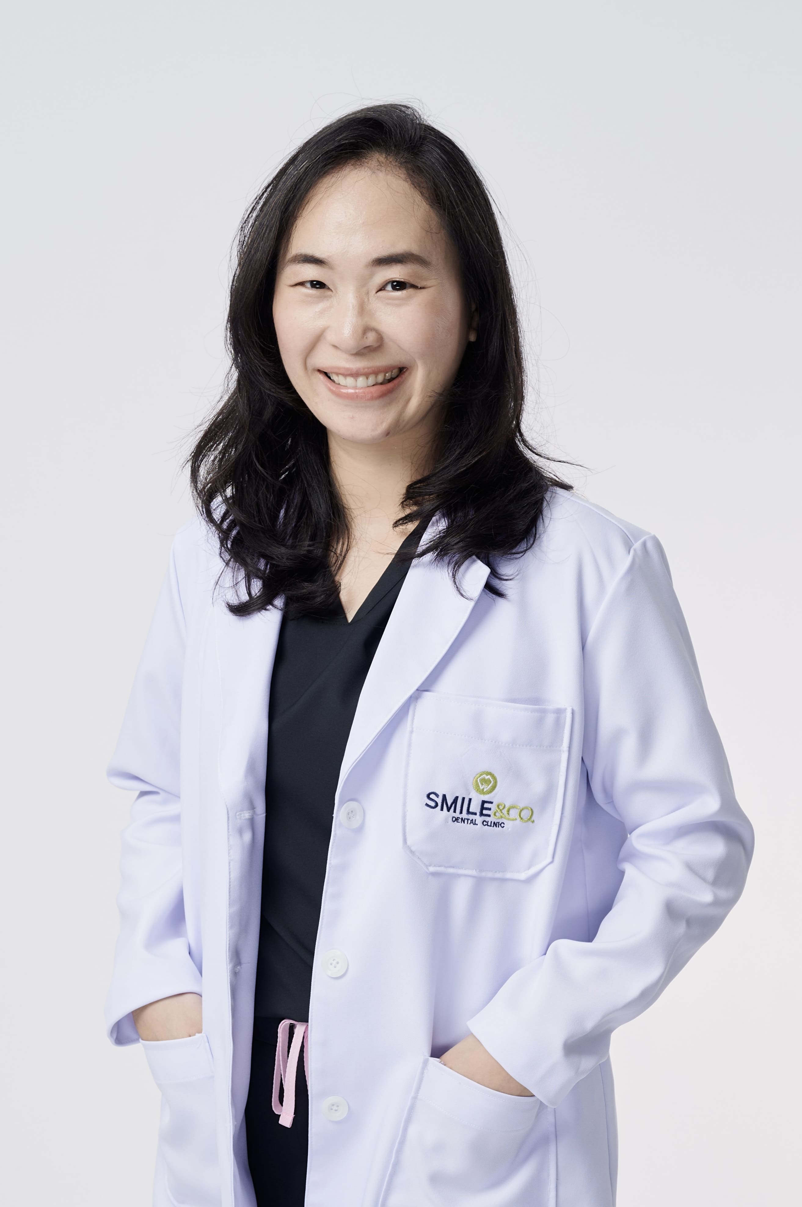 ทพญ. คนึงนิตย์ พงษ์พัฒน์ smile and co dental clinic
