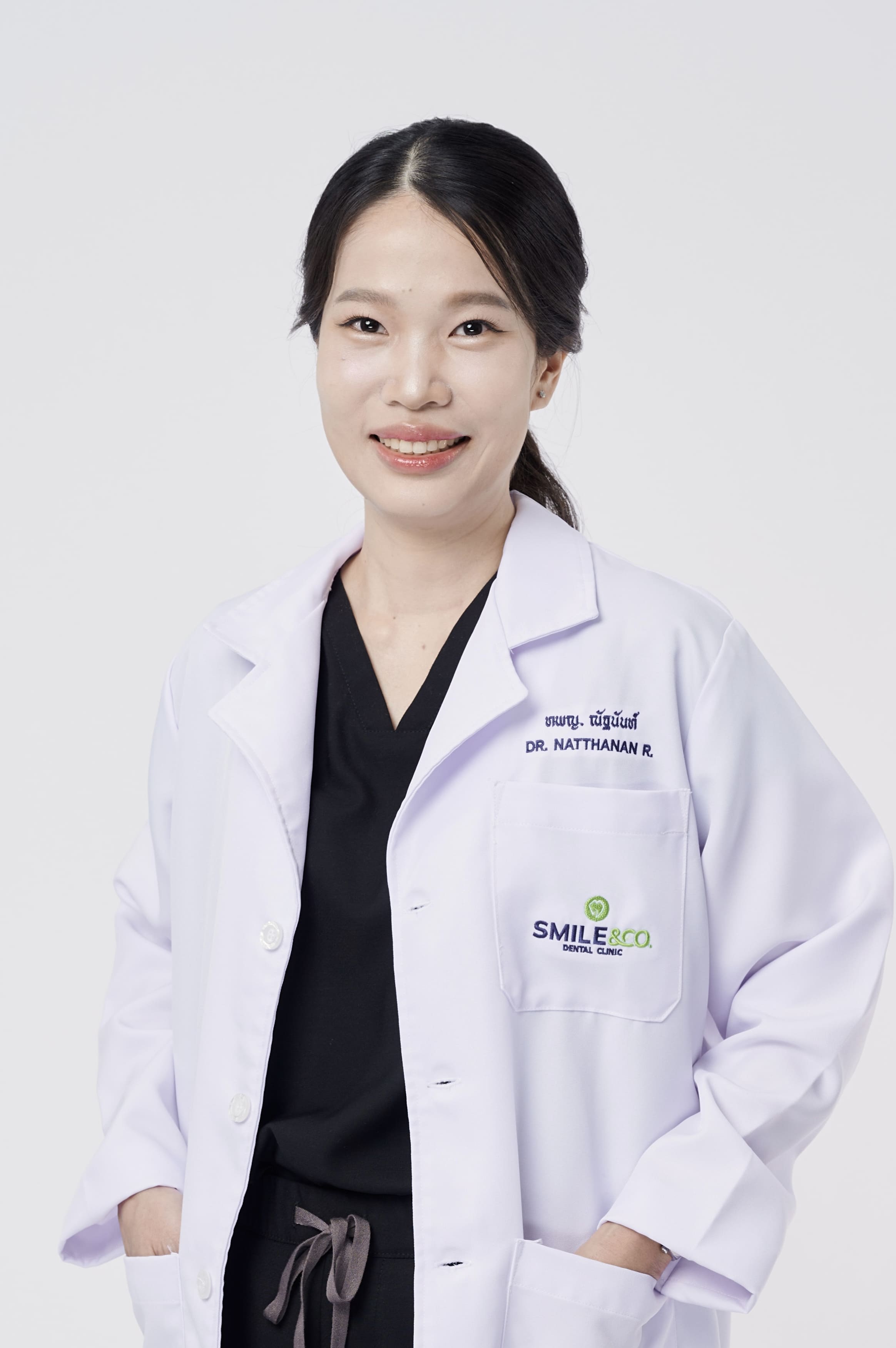 ทพญ. ณัฐนันท์ รุจีรไพบูลย์ smile and co dental clinic