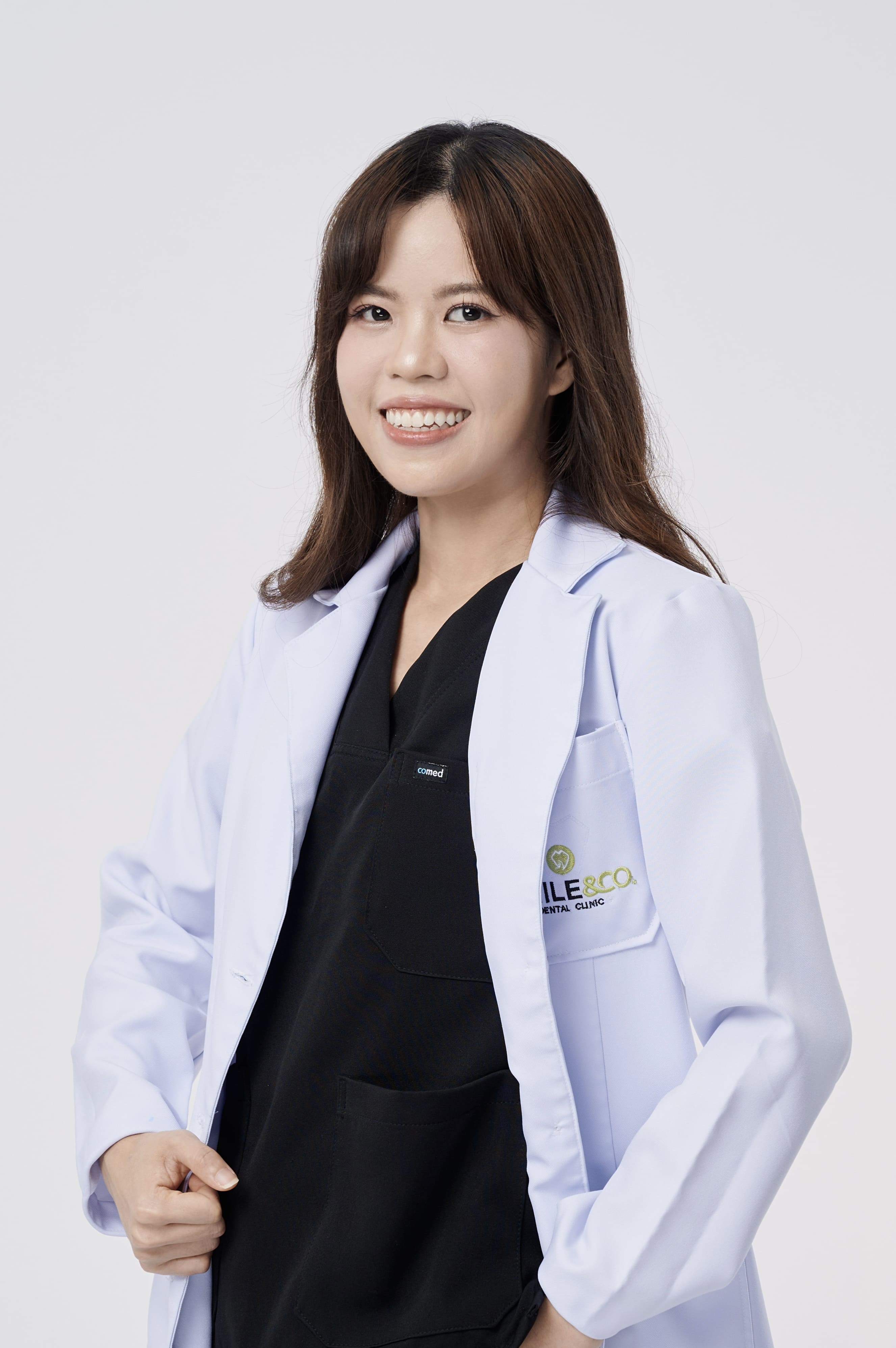 ทพญ. ณิชธิดา นิรมานสกุล smile and co dental clinic