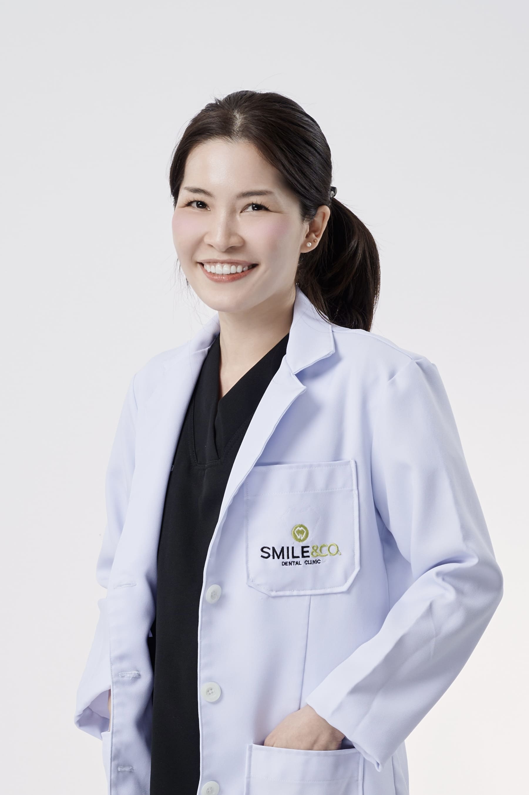 ทพญ. ธิติมา ธุระมนวงศ์ smile and co dental clinic