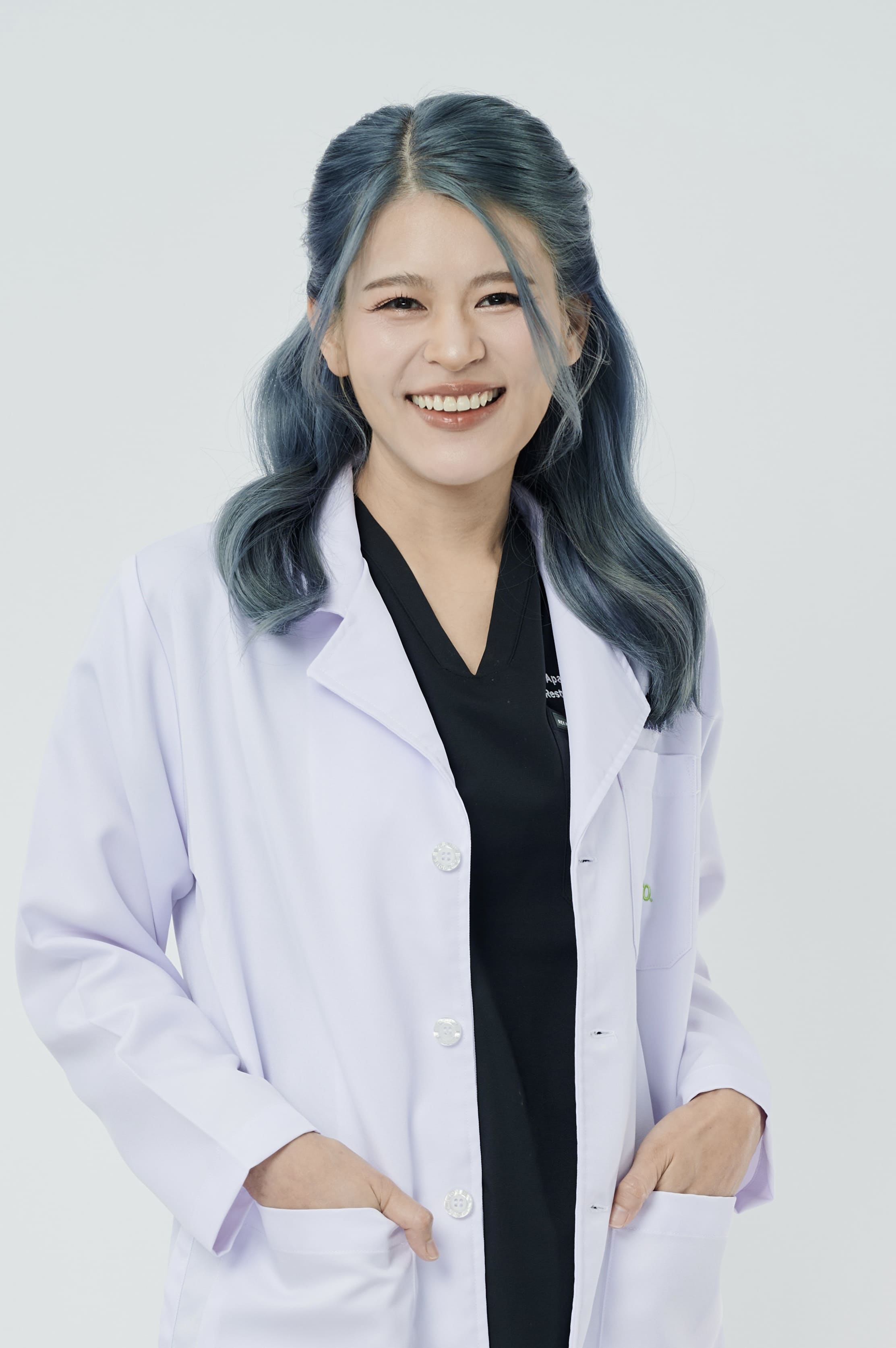 ทพญ. อาภากรณ์ วรหาญ smile and co dental clinic