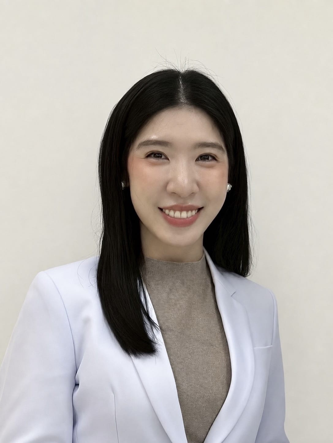 dr-apichaya -manopetchkasem-smile-and-co