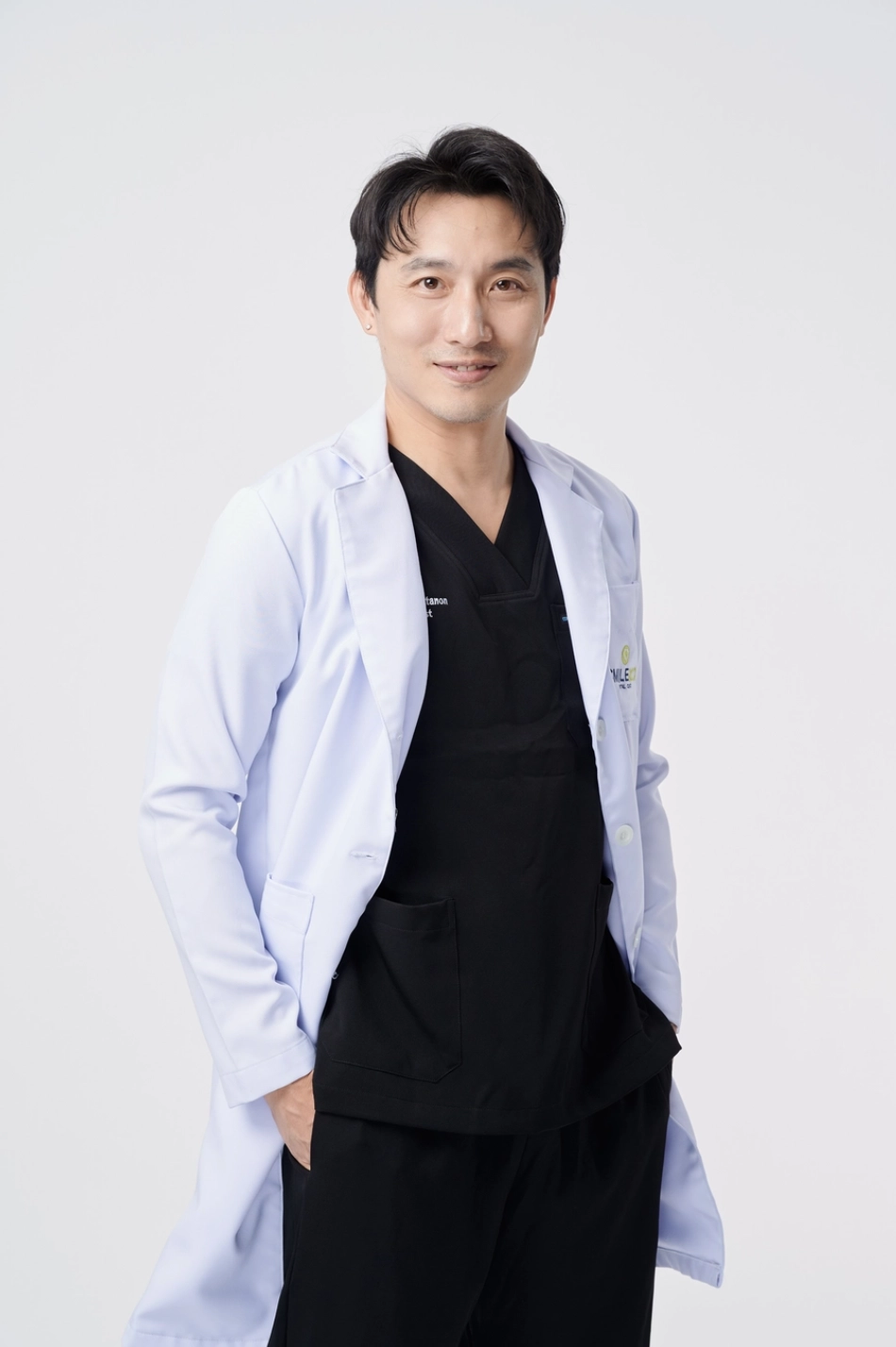 ทพ. ฐิตินพ ริยะตานนท์ smile and co dental clinic