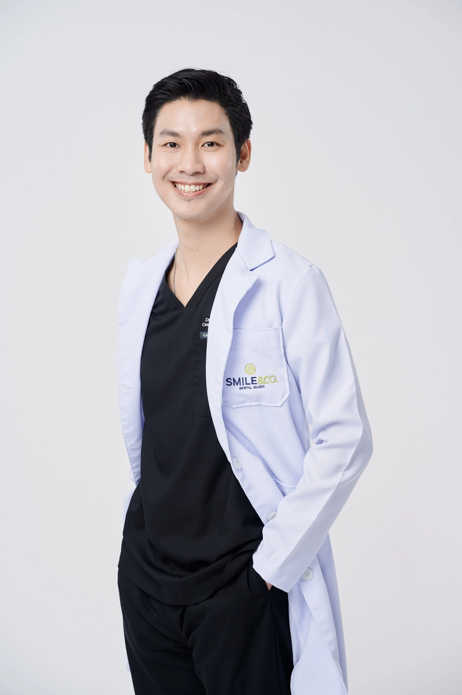 ทพ. ธนพล อริยะนันทกะ smile and co dental clinic