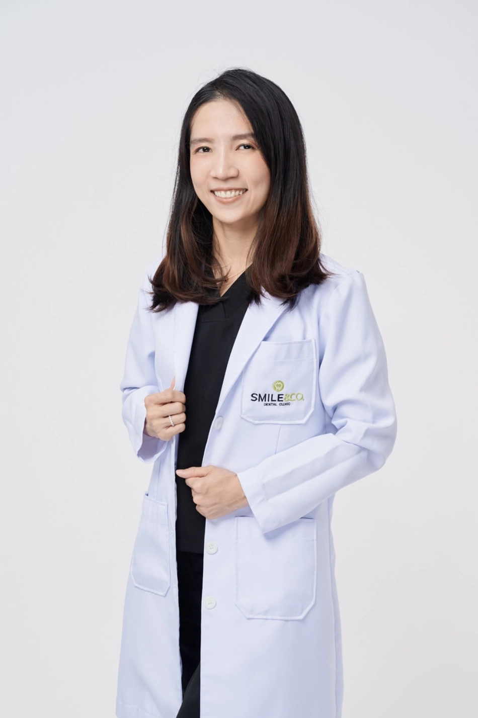 ทพญ. กุลปรียา วิริยะอมรชัย smile and co dental clinic
