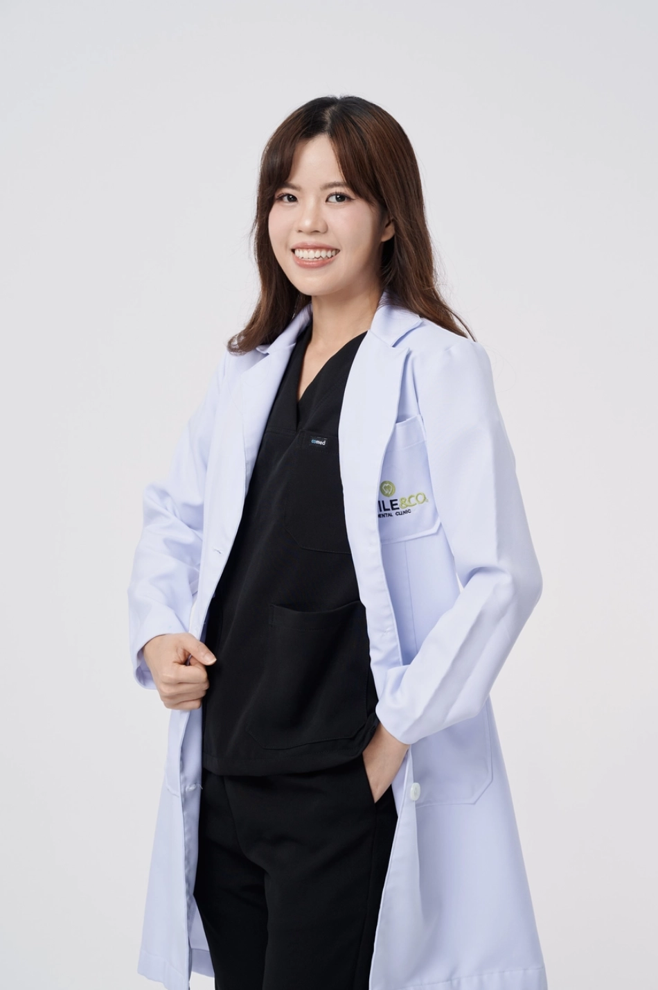 ทพญ. ณิชธิดา นิรมานสกุล smile and co dental clinic