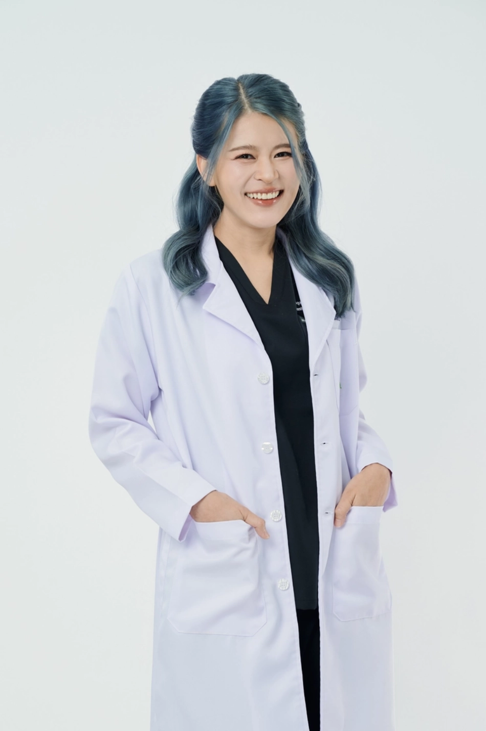 ทพญ. อาภากรณ์ วรหาญ smile and co dental clinic