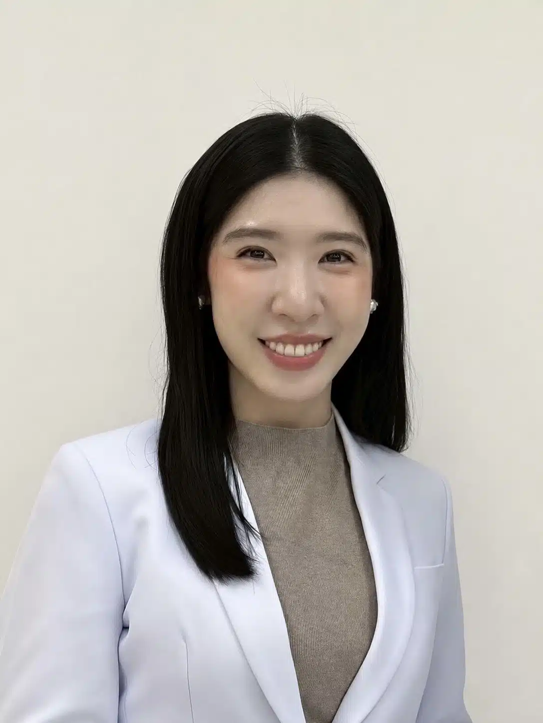 ผศ.ทพ. อภิชญา มโนเพ็ชรเกษม smile and co dental clinic